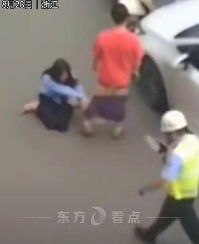 M6米乐APP，女子骑车撞上轿车掏出200跪地求原谅：我都求